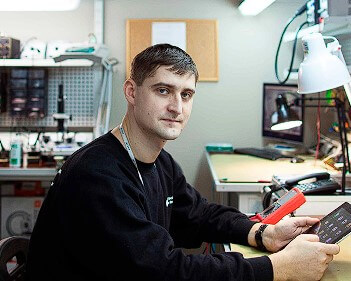Мастер сервисного центра по ремонту техники Blackmagic
